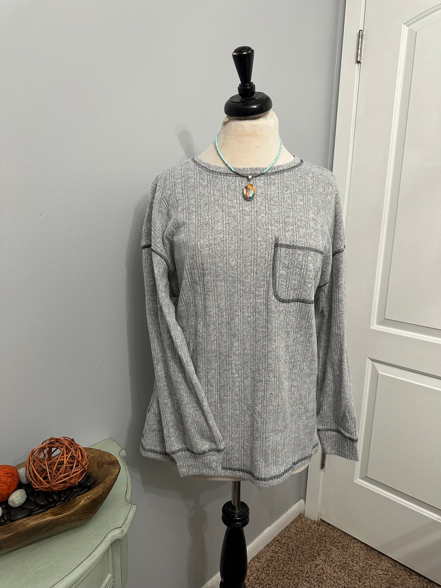 Solid color round neck pocket top