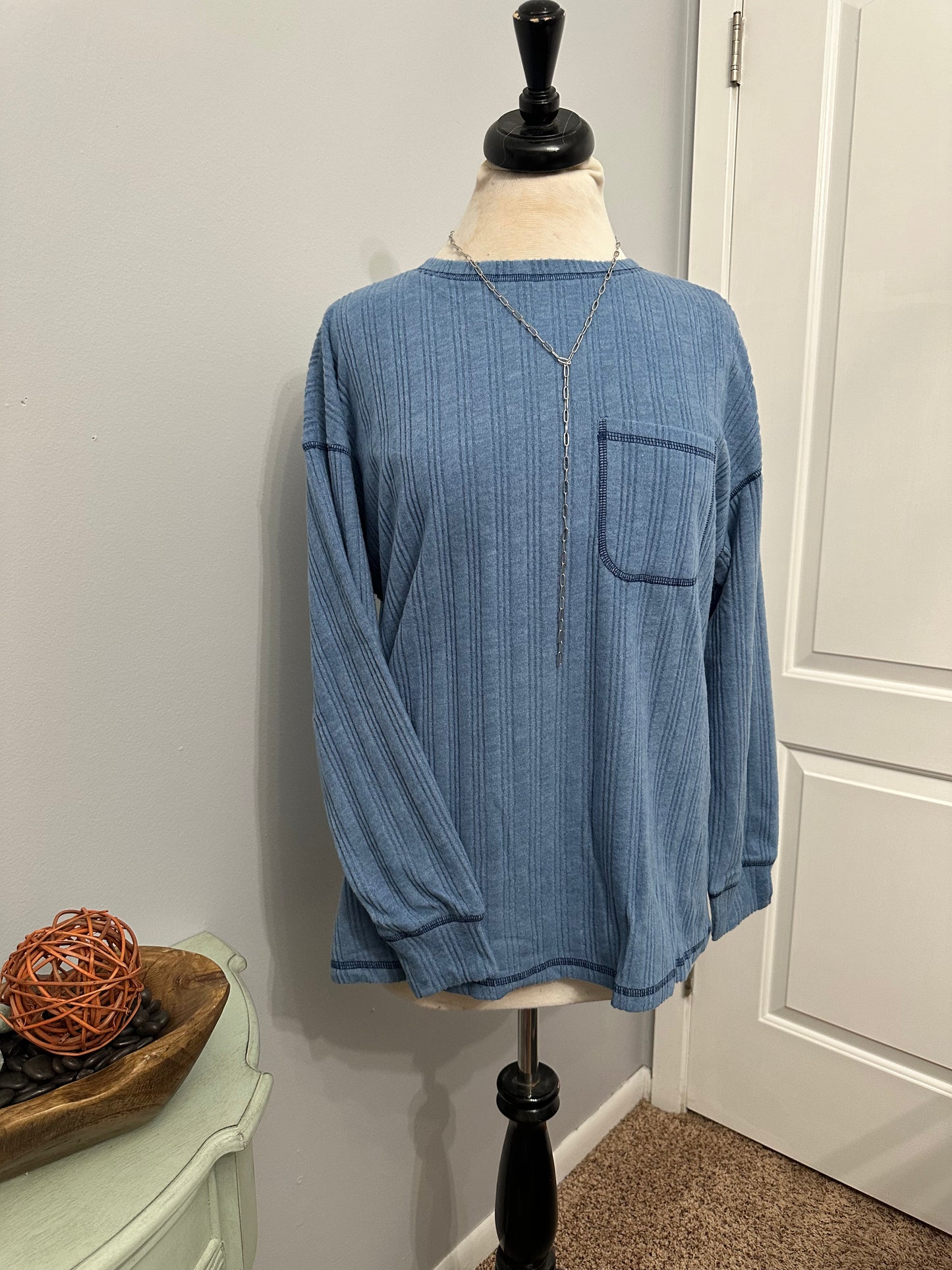 Solid color round neck pocket top