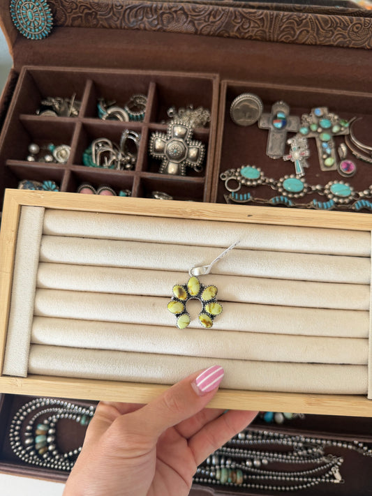 Palomino naja pendant